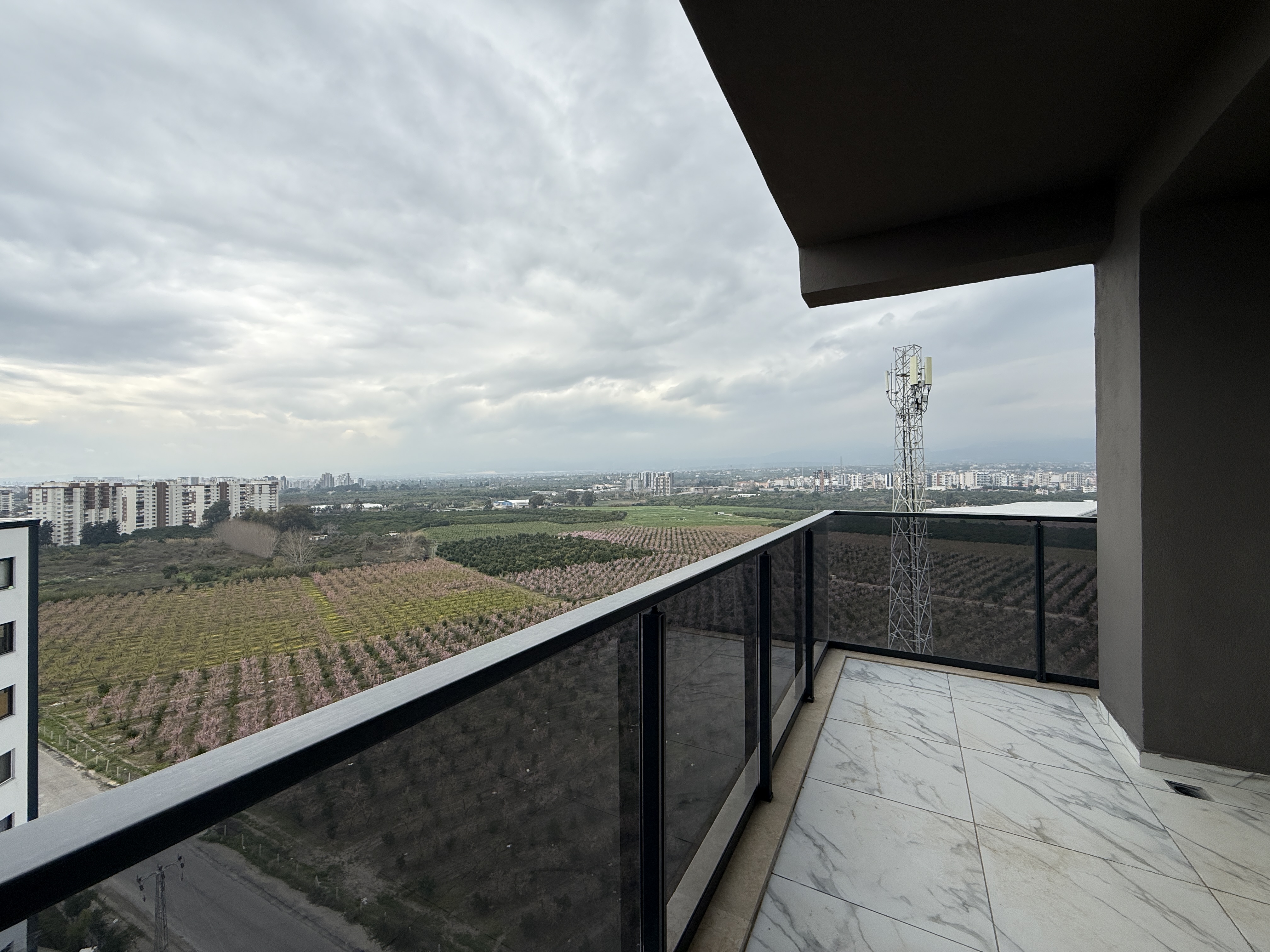 THORDAN SATILIK LİPARİS KREMLİN'DE ÖNÜ AÇIK 2+1 107M2 DAİRE