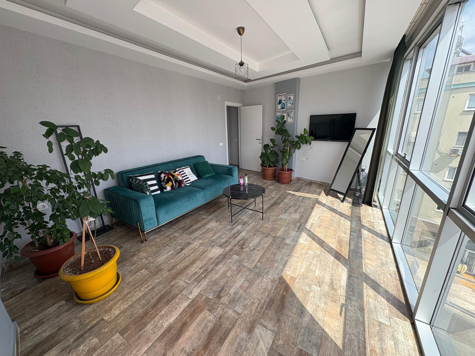 TARSUS'DA MERKEZİ KONUMDA SATILIK CADDE ÜZERİ YATIRIMLIK OFİS