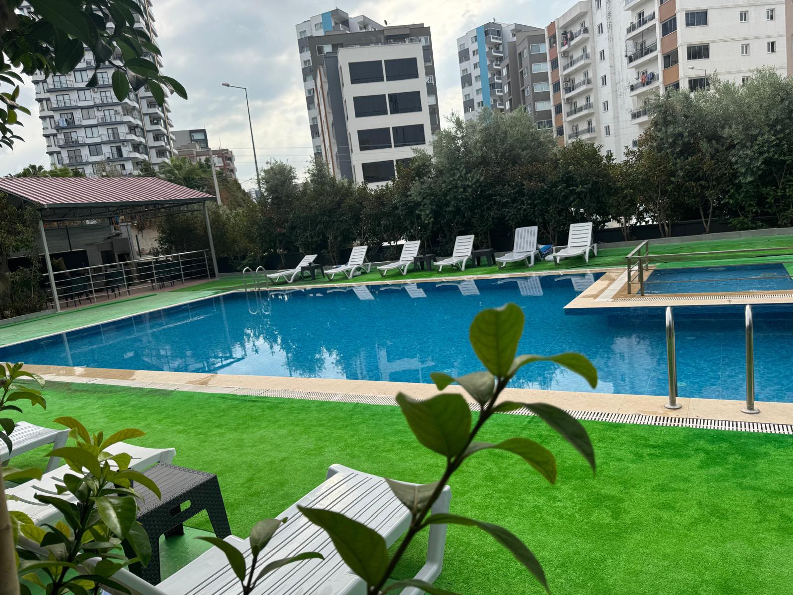 ÇiFTLiKKÖYDE 2+1 OLMAYA ADAY, 25 m² TERASLI, EŞYALI SATILIK 1+1